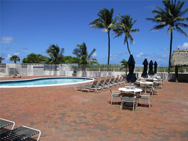 Building Photo - 5313 Collins Ave