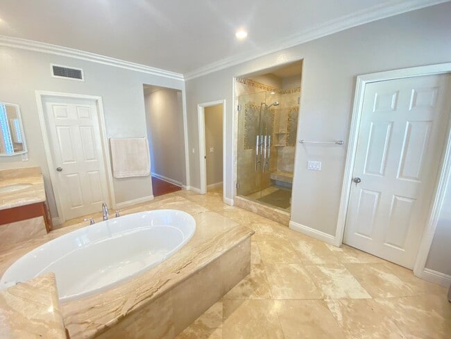 Building Photo - Luxurious 4 Bedroom Fullerton House For Re...