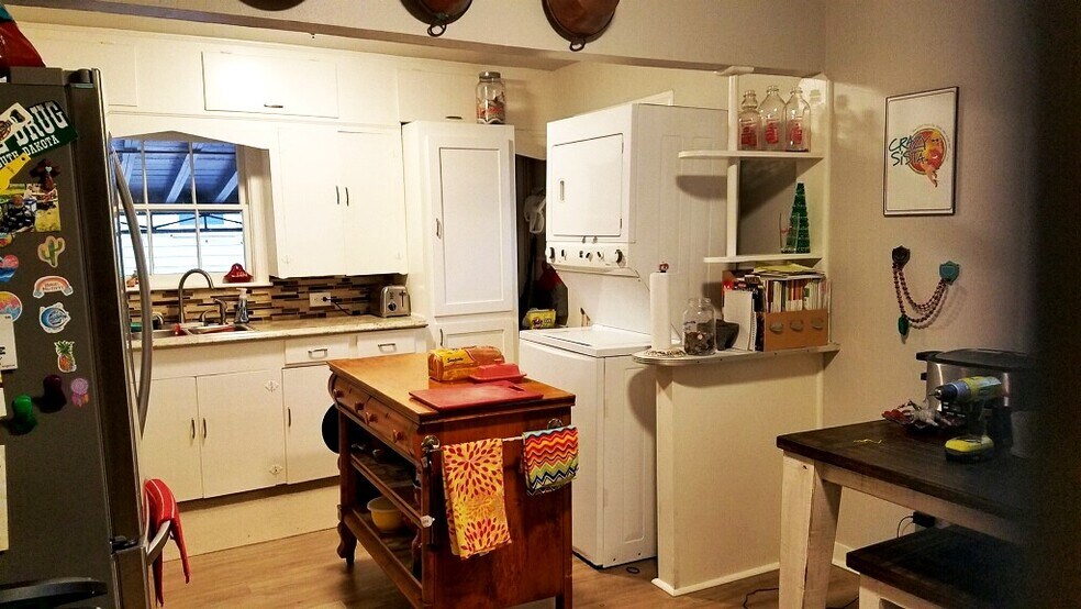 Kitchen - 404 Briggs St