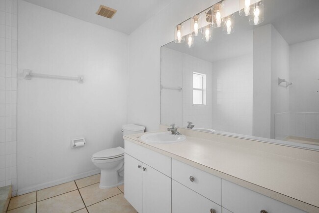 Building Photo - Well maintained Single family home 2 bed 2...