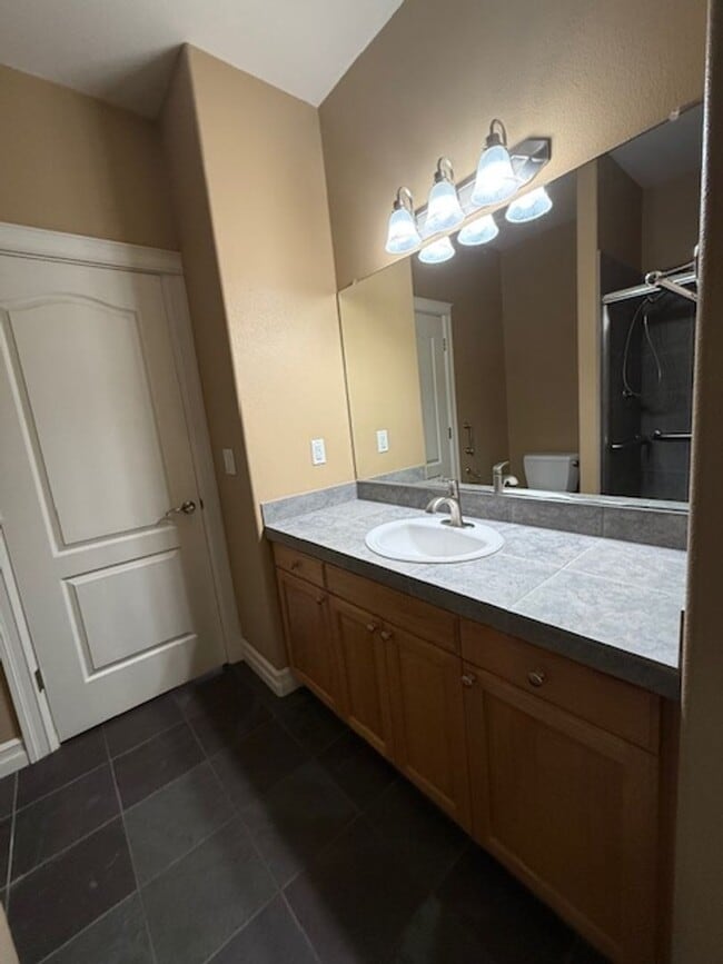 Building Photo - 3 Bedroom 2 Bath 55 and Old Community Newberg OR