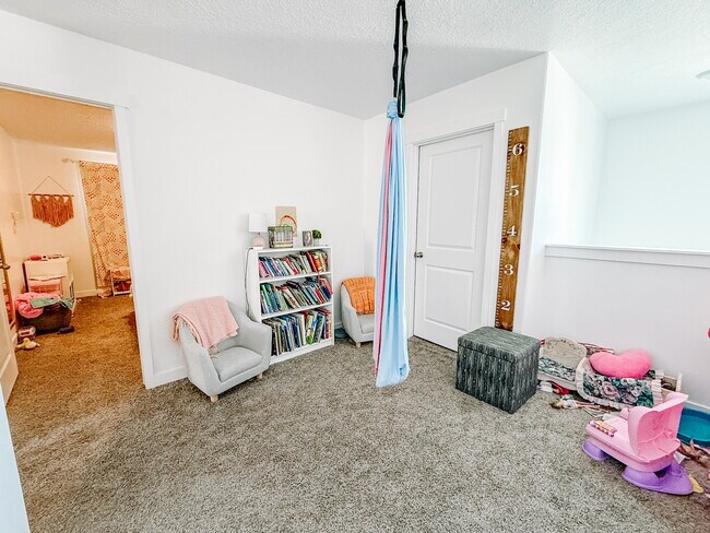 Building Photo - 549 N Orchard Dr