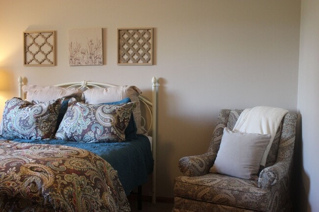 Building Photo - Main Floor Living - Updated 2021 - 5 Min from Mayo