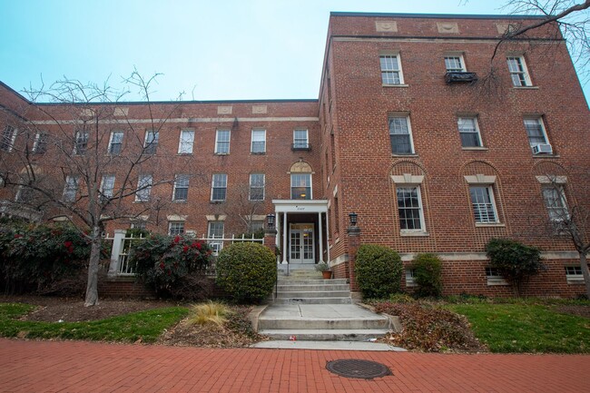 Building Photo - Amazing 2 BR/1 BA Condo in Georgetown, DC!