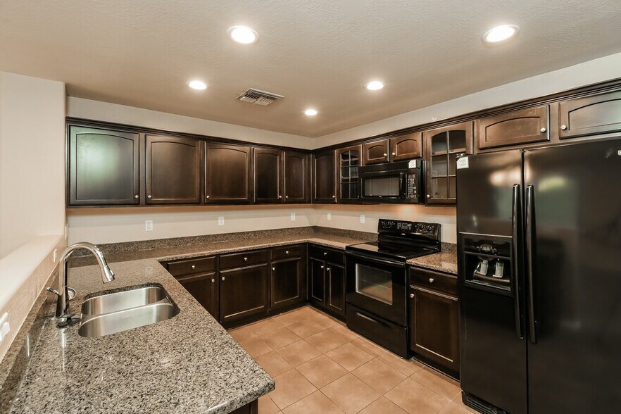 Building Photo - 923 S Pheasant Dr