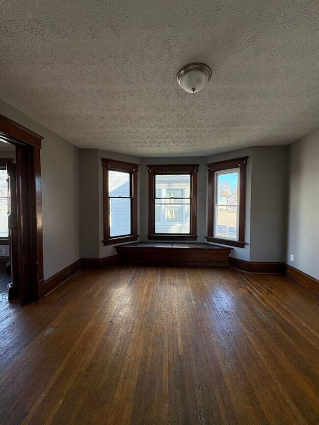 Building Photo - Two bedroom one bathroom 1st level for rent