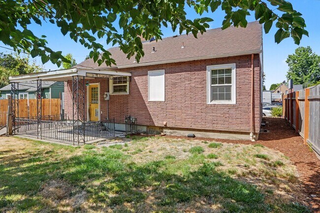 Building Photo - 1470 Capitol St NE