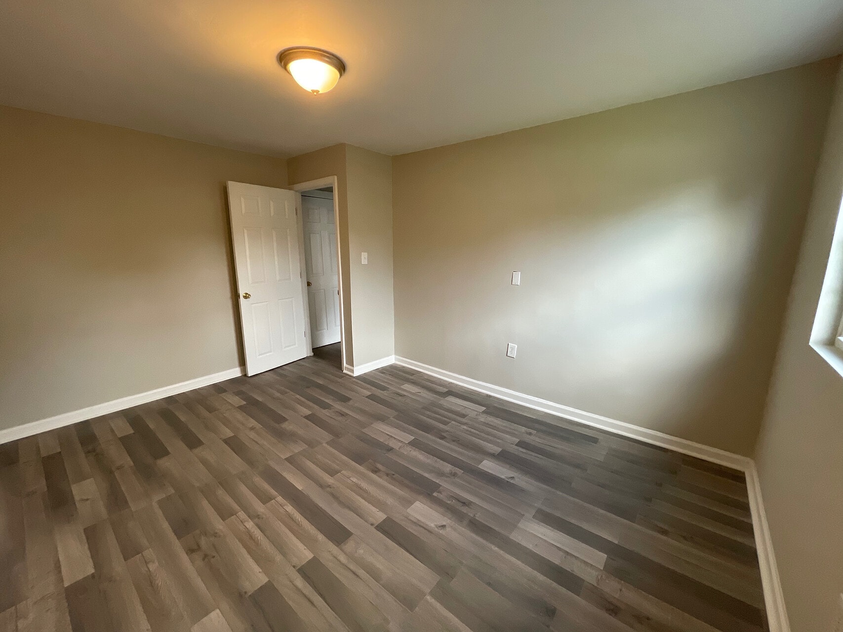 Building Photo - Room in House on Glory St