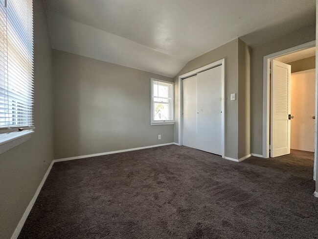 Building Photo - Beautiful 3 bedroom, 1 bath single family home with fenced yard and garage