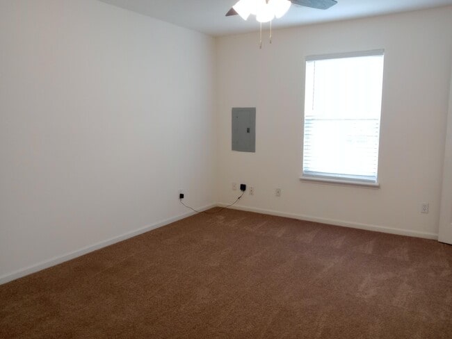 Building Photo - 1724 Louise Cir