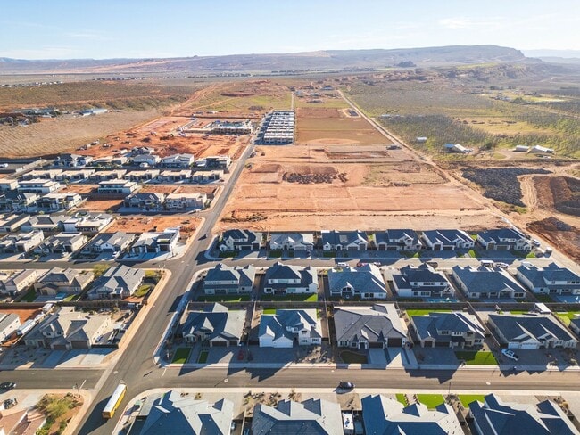 Building Photo - 6 bed / 4 bath / 3 car garage custom home in Pecan Valley