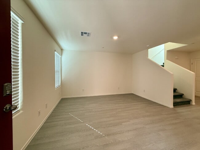 Building Photo - 3 BED 2.5 BATH 2 CAR GARAGE TOWNHOUSE W/ LOFT FOR RENT!!!