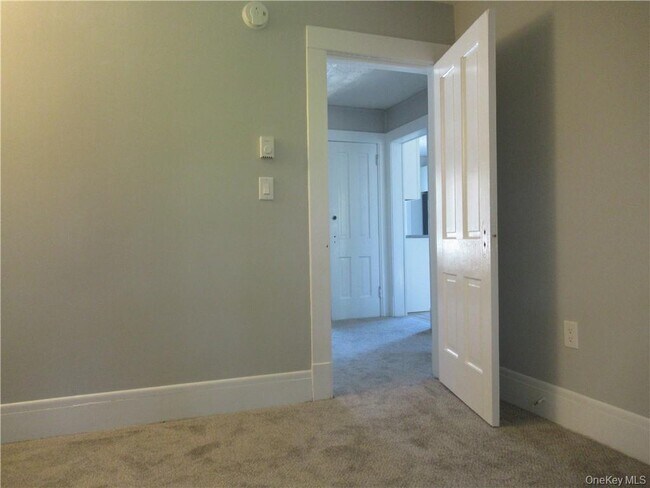 Building Photo - 25 Fairway Dr