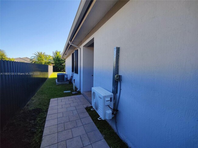 Building Photo - 15752 SW 44th Terrace