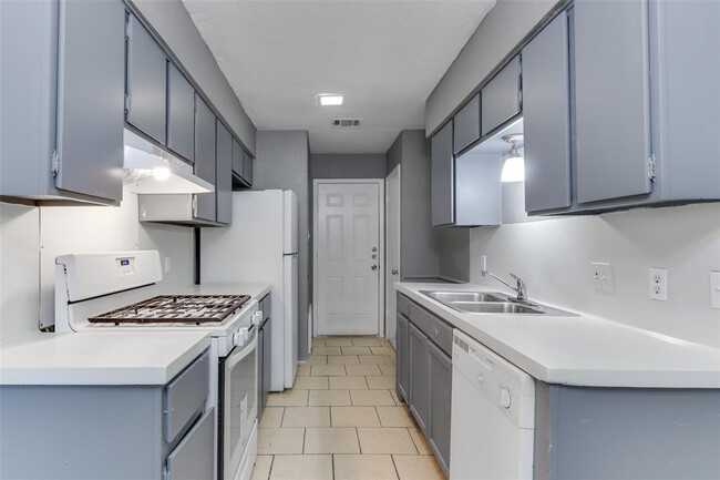 Building Photo - 6605 Deatonhill Dr