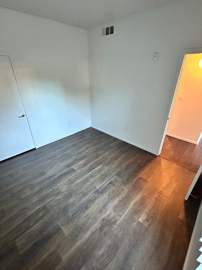 Building Photo - Beautiful unfurnished 2 bedroom in the Southwest (Rainbow and 215)