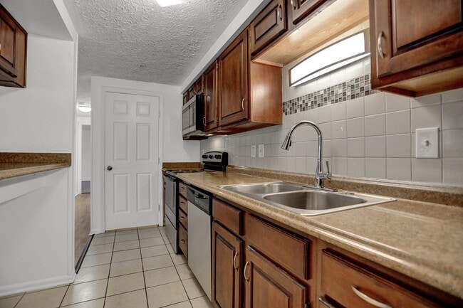 Building Photo - Large 2 Bedroom 2 Bath Ground Floor Condo - ZERO STEPS!