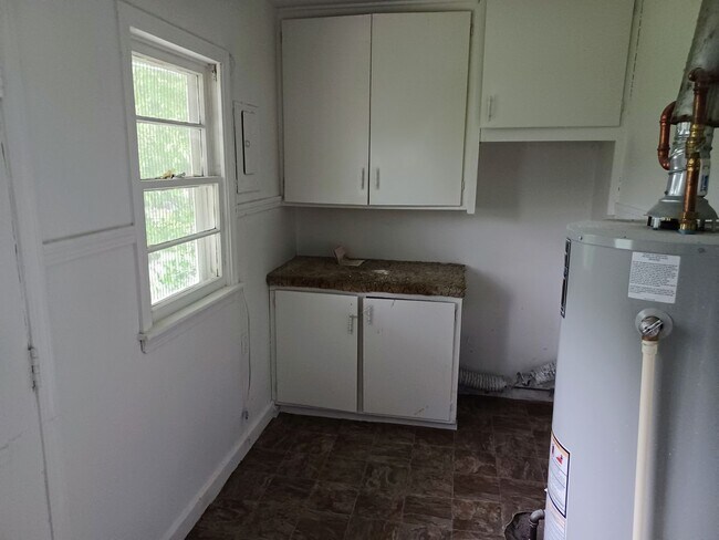 Building Photo - Cozy 3 bedroom, 1 bath home on Northeast side