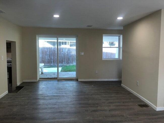 Building Photo - Recently Renovated 3 Bedroom Home! Very Spacious Living Area!! Master Bedroom with 1/2 Bath! Lots...
