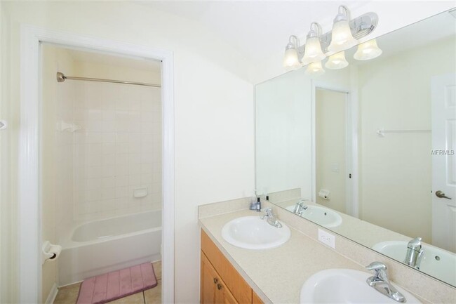 Building Photo - ANNUAL - 4/2.5 LARGE/CLEAN  HOME - GATED C...