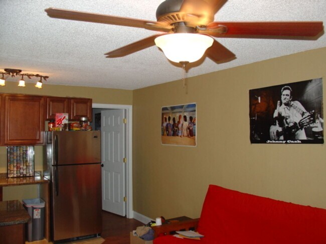 Building Photo - Prime Location Near UTK and Downtown Knoxville!