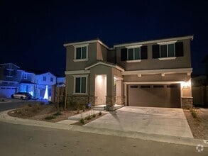 Building Photo - 713 Dahlia Ln