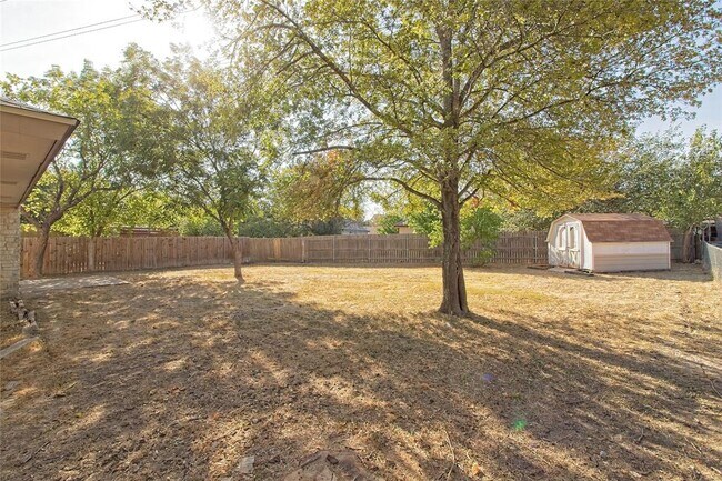 Building Photo - 914 Garden Meadow Dr