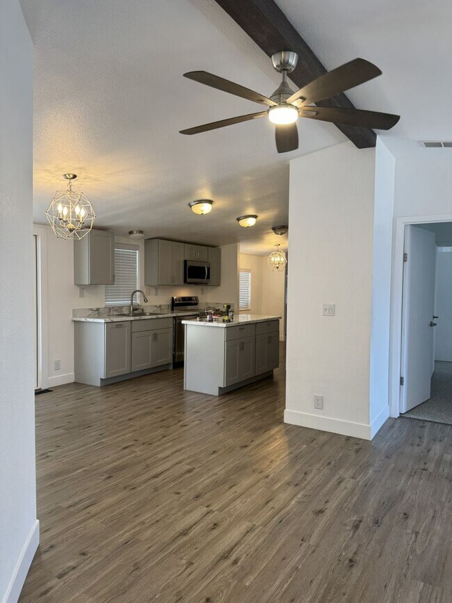 Building Photo - Large Echo home for rent