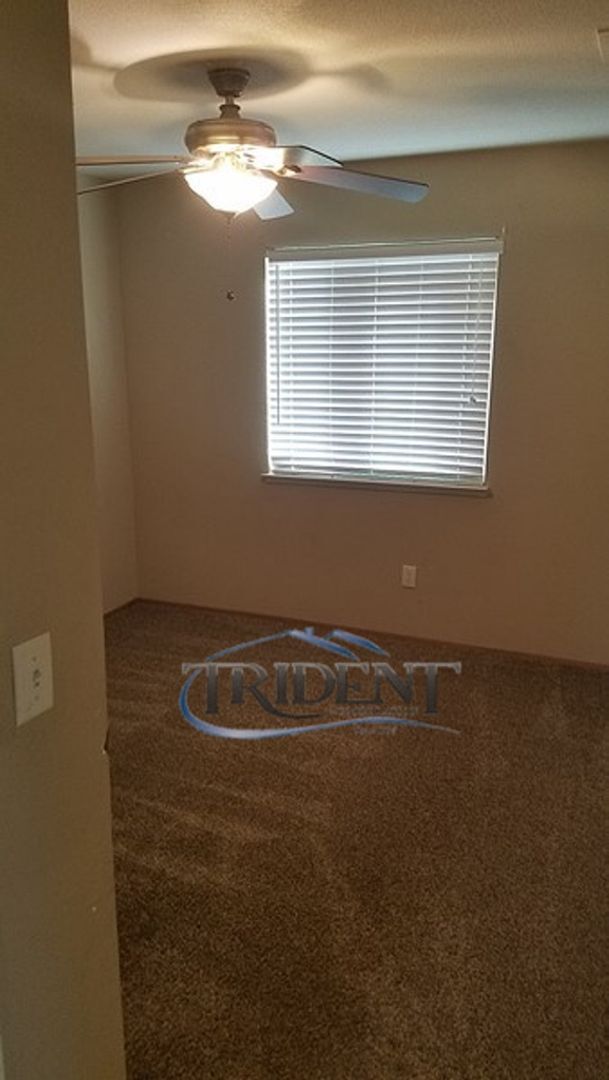 Building Photo - 3 bedroom, 2 bath half-plex/duplex