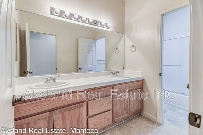 Building Photo - 2261 Silverlace Pl
