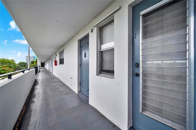 Building Photo - 950 Hillcrest Dr