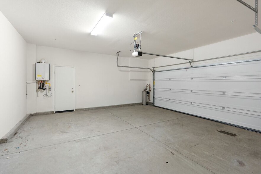 Building Photo - 528 Tibbetts St