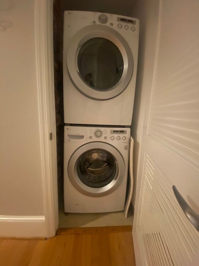 Building Photo - Open And Updated One Bedroom Apartment At ...