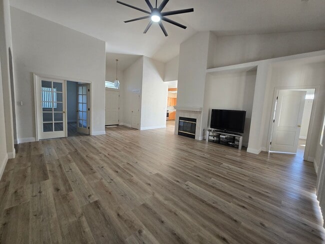 Building Photo - 4 BR + Flex 2 BA Available 9/15