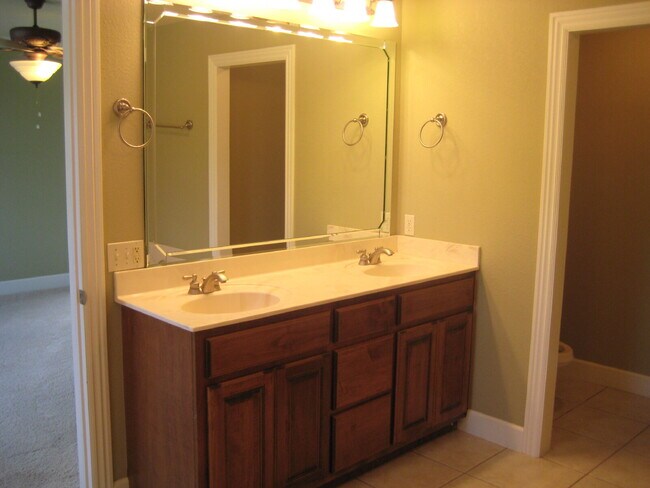 Building Photo - 15 Bluestem Ln