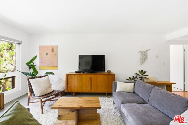 Building Photo - 5625 Green Valley Cir