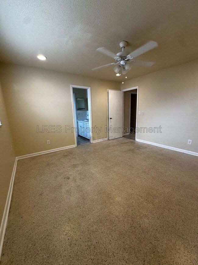 Building Photo - 2719 Merrie Oaks Rd