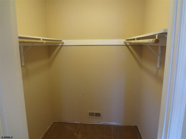 Building Photo - 20 Iroquois Dr