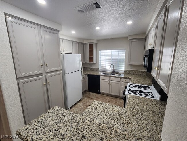 Building Photo - 5201 S Torrey Pines Dr