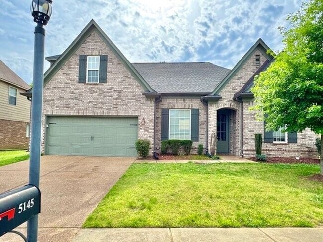 Primary Photo - Spacious 4 Bedroom 3 Bath Home In Southeast