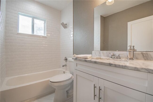 Building Photo - "Charming 3-Bed, 2-Bath Gem in Tampa's Heart - 1244 Sq Ft of Comfort Awaits!"