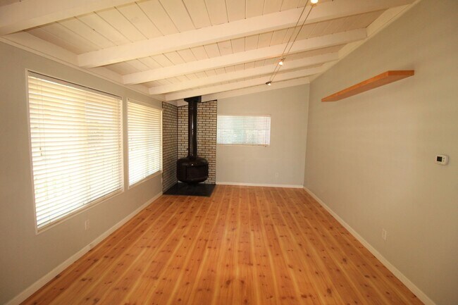 Building Photo - 1063-1065 Montauk