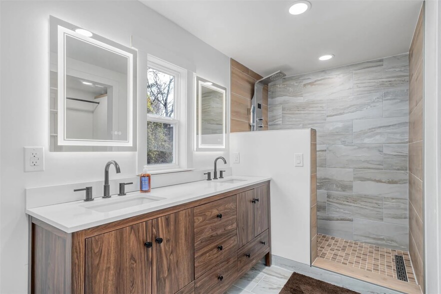 Master Bath - 1030 W Five Mile Pky