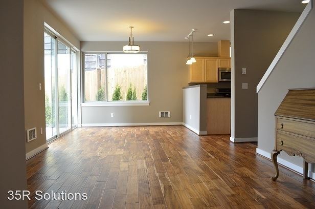 Building Photo - 3 br, 2.5 bath House - 948B Hiawatha Place S