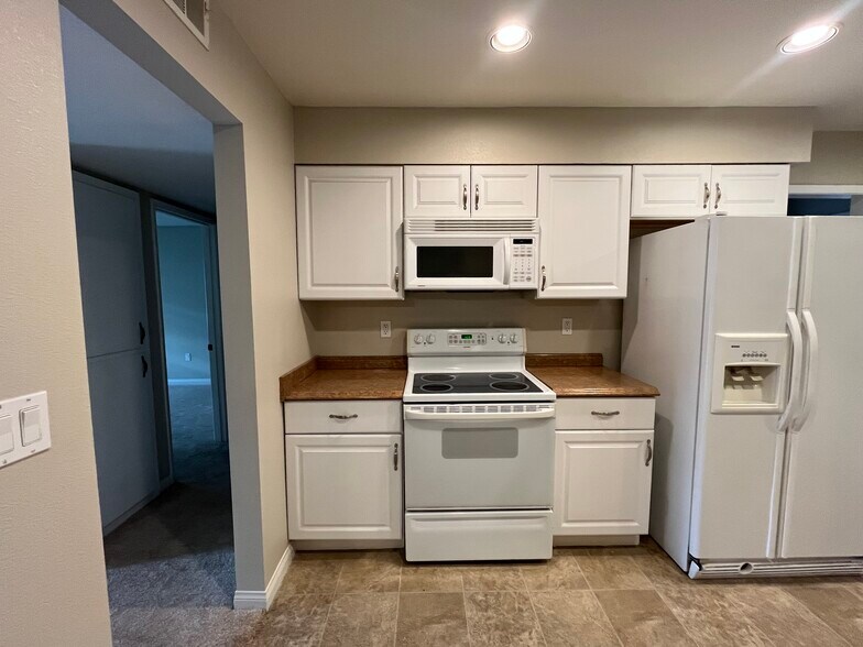 Building Photo - 25981 Coombe Hill Dr