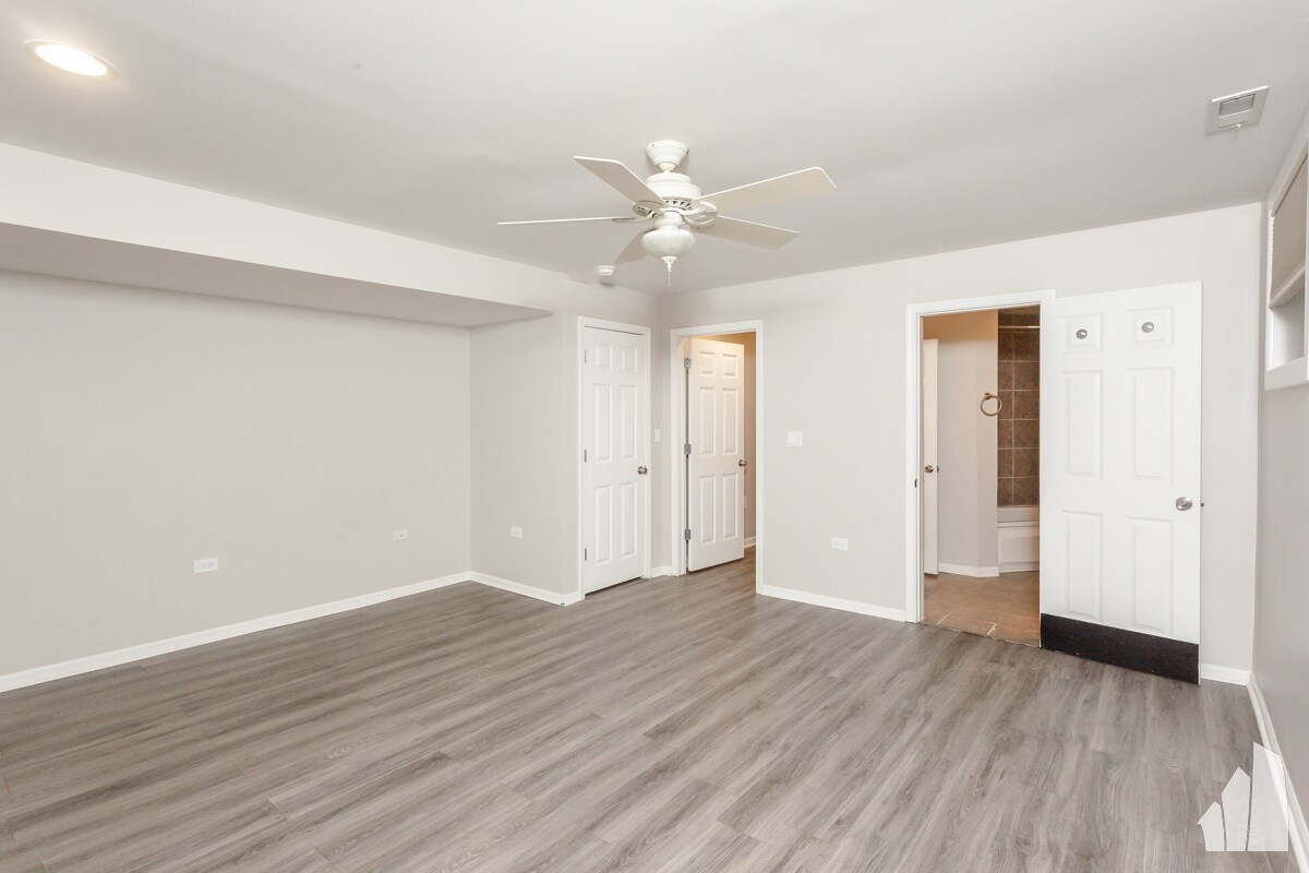 Building Photo - 845 W Lawrence Ave