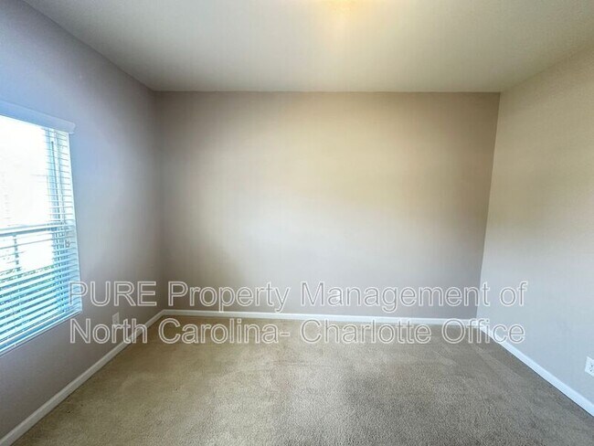 Building Photo - 3520 Larkhaven Ave SW