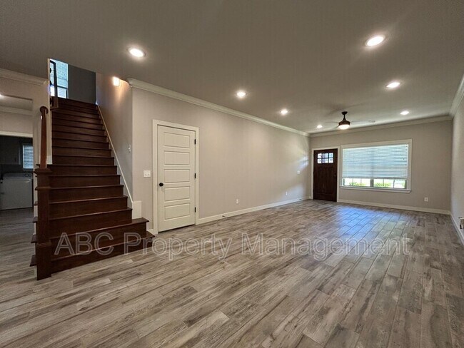 Building Photo - 3305 SW Hillstone Ave
