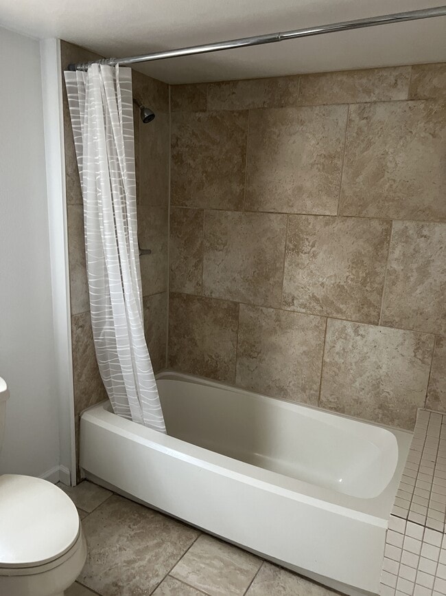 Building Photo - 207 1/2 S Clayton St