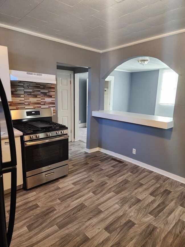 Building Photo - 1- 2 bedroom